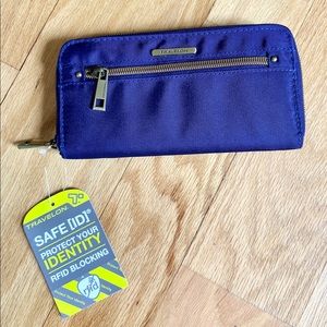 Travelon Single Zip Wallet